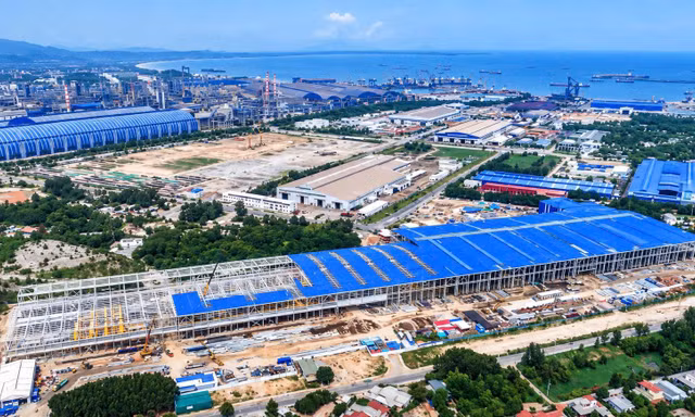 Nhà máy sản xuất ray đường sắt cao tốc đầu tiên của Hòa Phát đạt gần 70% tiến độ