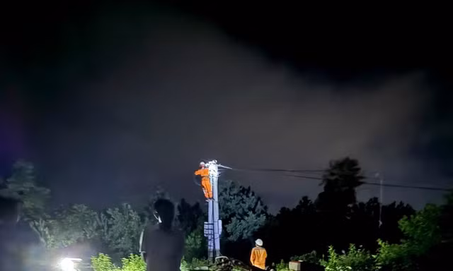 EVNHANOI đảm bảo an toàn điện tại khu vực nước sông dâng cao