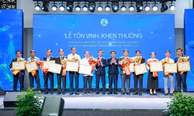 Vega City nhận Bằng khen của Chủ tịch UBND tỉnh Khánh Hòa, tiếp nối hành trình đồng hành cùng địa phương