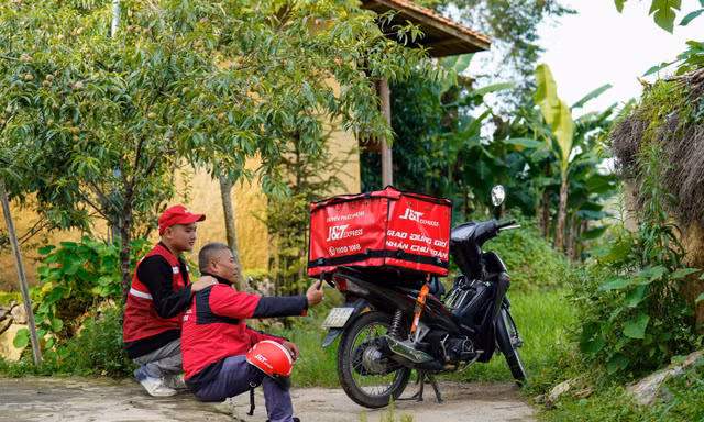 Xe hỏng giữa đường, đồng nghiệp ngất xỉu: Những shipper J&T Express đã làm gì để hơn 100 đơn hàng vẫn kịp đến tay khách?
