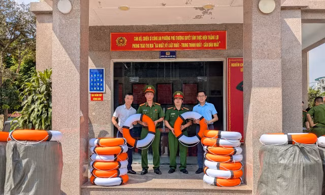 Ciputra Hanoi trao tặng 100 phao cứu sinh cho công an phường Phú Thượng