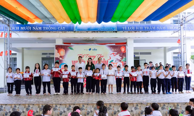 Hơn 200 suất quà được Phúc Long trao tặng dịp trung thu tại Bảo Lộc