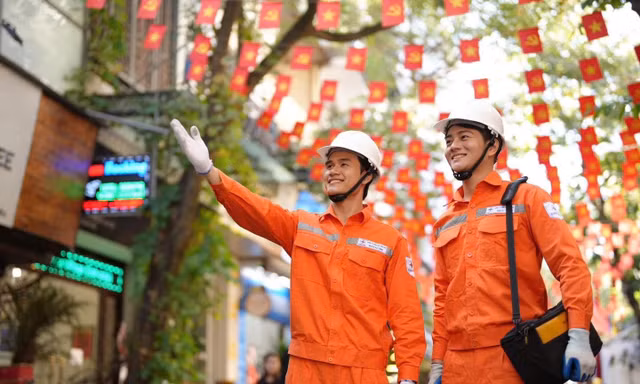 72 năm giải phóng Thủ đô: Nhìn Hà Nội đổi thay từ điện