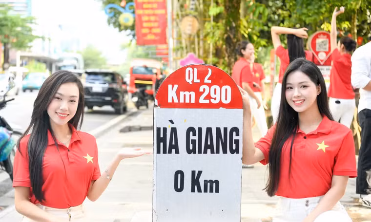 Thí sinh Hoa hậu Việt Nam diện áo cờ đỏ sao vàng, check-in tại cột mốc Km0