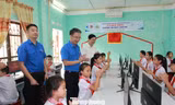Các em học sinh biên giới Lạng Sơn vui mừng nhận dàn máy tính do Trung ương Đoàn tặng. 