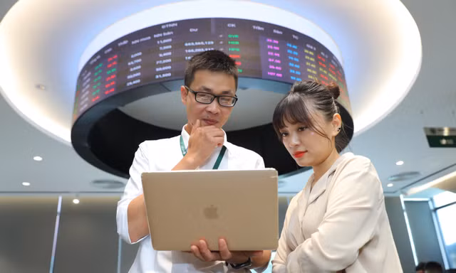 Chứng khoán mất điểm ngay tuần đầu nâng hạng, nhà đầu tư nên hành động ra sao?