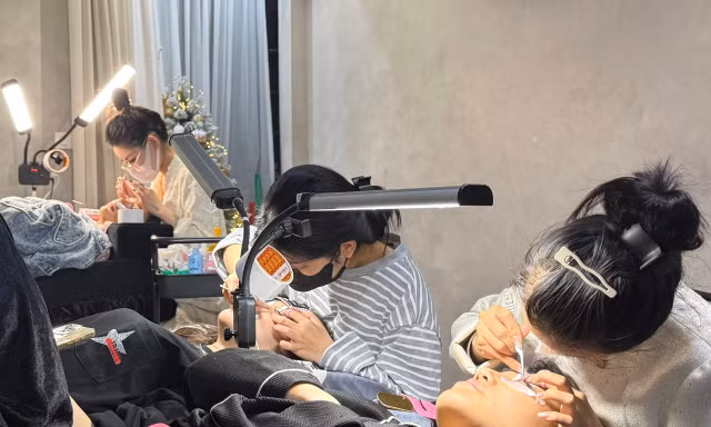 Hà Nội: Sôi sục dịch vụ làm đẹp chơi Tết, khắp nơi kín lịch đến khuya