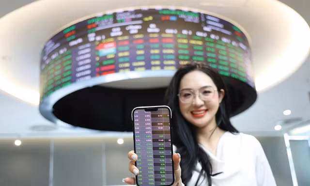 VN-Index vượt 1.800 điểm