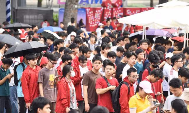 Hàng nghìn sinh viên đổ về phố Trần Nhân Tông check-in Sóng Festival 