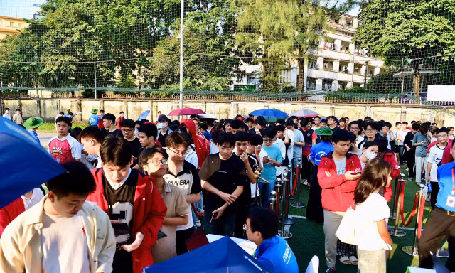 Hàng nghìn người 'vượt nắng, thắng nóng' tại Sóng Festival 