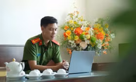 Chiến sĩ công an lên sóng livestream: Đồng hành cùng sĩ tử 2K8 'vượt vũ môn'