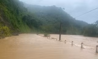Nước ngập trên quốc lộ 15C, đoạn qua bản Khuông, xã Nam Xuân, tỉnh Thanh Hóa
