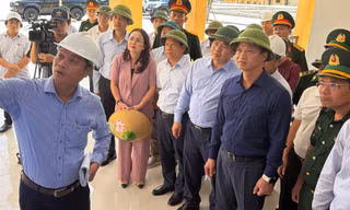 Bí thư Tỉnh ủy Quảng Trị kiểm tra trường nội trú vùng biên: ‘Tiến độ như thế này là rất chậm!’ 