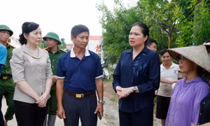 Đoàn công tác tặng quà gia đình chính sách bị ảnh hưởng bởi lũ lụt. Ảnh: Nguyễn Thắng