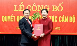 Bà Chu Lệ Hường nhận quyết định bổ nhiệm.