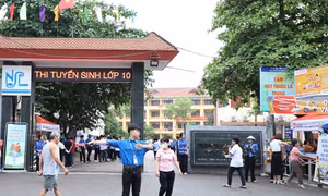 Thi tuyển sinh vào lớp 10 ở Trường THPT Ngô Sỹ Liên.