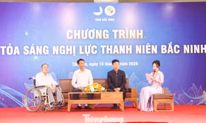 Anh Nguyễn Duy Tưởng - một tấm gương người khuyết tật (bên trái) giao lưu tại chương trình.