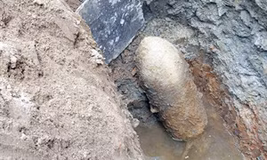 Phát hiện quả bom nặng 350 kg còn nguyên kíp nổ khi đào móng xây nhà.