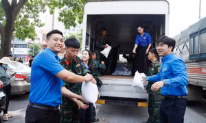 Phó Bí thư Tỉnh Đoàn Bắc Ninh Hà Thái Sơn và đoàn viên tiếp nhận quà tặng từ doanh nghiệp. Ảnh: Nguyễn Thắng