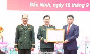 Bí thư Thành ủy Bắc Ninh Nguyễn Hồng Thái trao quyết định cho lãnh đạo Bộ Chỉ huy Quân sự thành phố Bắc Ninh. Ảnh: Nguyễn Thắng
