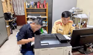 Cảnh sát giao thông tỉnh Bắc Ninh làm việc với ông Hứa V.A.