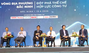 Các đại biểu trao đổi ý kiến tại diễn đàn.