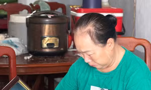 Thân nhân liệt sĩ Ngô Thế Đốc bật khóc khi nhận bức ảnh từ Đoàn xã Bố Hạ.