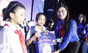 Chị Hồ Hồng Nguyên - Bí thư Trung ương Đoàn, Chủ tịch Hội đồng Đội Trung ương trao quà tặng thiếu nhi.