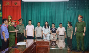 Cơ quan Công an tống đạt các quyết định khởi tố đối với đối tượng.