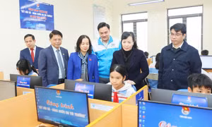Lãnh đạo Mặt trận Tổ quốc tỉnh Bắc Ninh và Bí thư Tỉnh Đoàn Bắc Ninh Trần Văn Đăng trao công trình thanh niên "Kết nối số - Nâng bước em tới trường" tặng Tiểu học và THCS Bình Dương