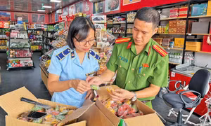 Lực lượng chức năng kiểm tra tại cơ sở kinh doanh bánh Trung thu.