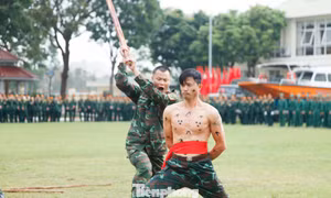 Các chiến sĩ tham gia huấn luyện