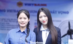 Chị Lê Thị Chi chụp ảnh cùng sinh viên có nhu cầu làm thực tập sinh tại chi nhánh ngân hàng.