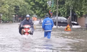 Đường Ngô Văn Cảnh cũng bị ngập sau cơn mưa to. Ảnh: Nguyễn Thắng