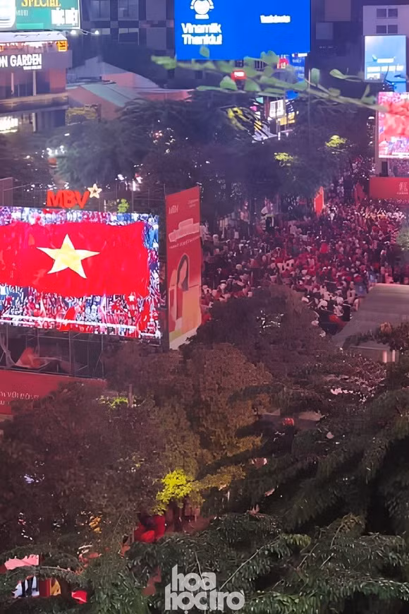 Người dân TP.HCM phủ kín các tuyến đường khi ĐT Việt Nam vô địch ASEAN Cup 2026
