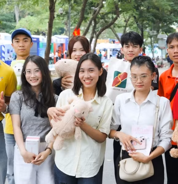Sóng Festival 2026: Gen Z háo hức trẩy hội, hàng nghìn phần quà trao tay
