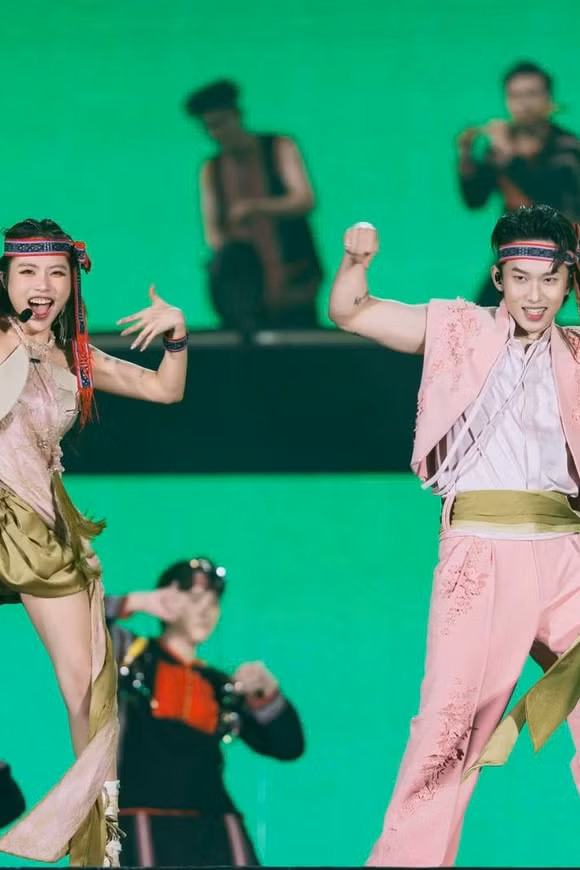 Phương Mỹ Chi "giải mã" chuyện Kay Trần xuất hiện là trời tạnh mưa