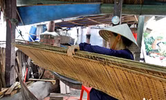 Bỏ nghề hướng dẫn viên, người phụ nữ TPHCM về giữ nghề bánh tráng 3 thế hệ