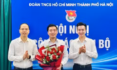 Anh Nguyễn Tiến Hưng, anh Đào Đức Việt tặng hoa chúc mừng tân Chủ tịch Hội đồng Đội thành phố Hà Nội ẢNH: BTC