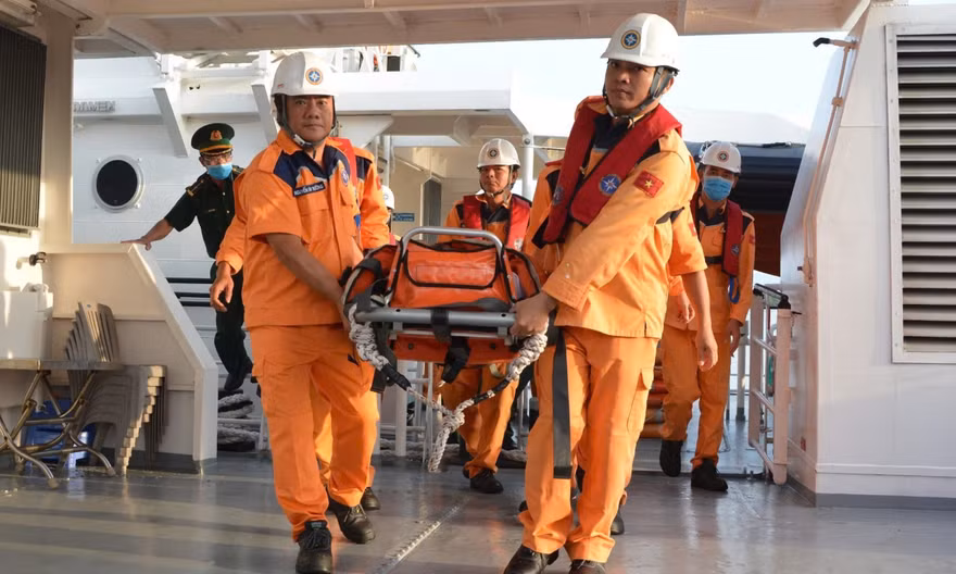 Cứu thuyền viên tàu nước ngoài nguy kịch ngoài khơi, nghi ngộ độc khí hóa chất 