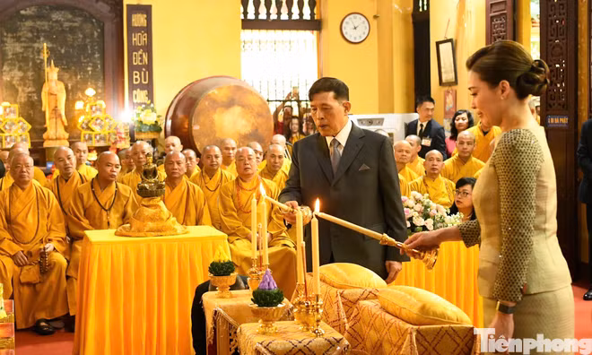 Nhà vua Thái Lan và Hoàng hậu thăm chùa Quán Sứ và dự lễ cầu an 
