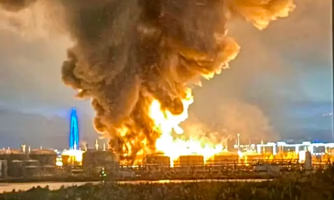Ukraine tập kích Nga bằng hàng ngàn UAV, cảng dầu St. Petersburg cháy dữ dội