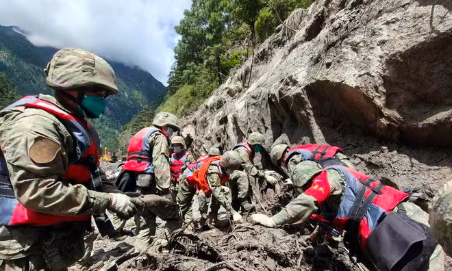 Đội cứu hộ Trung Quốc bàng hoàng khi tới vùng lũ quét trên Himalaya