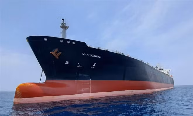 Iran tấn công một tàu chở khí dầu mỏ hóa lỏng ở eo biển Hormuz, gây đám cháy lớn