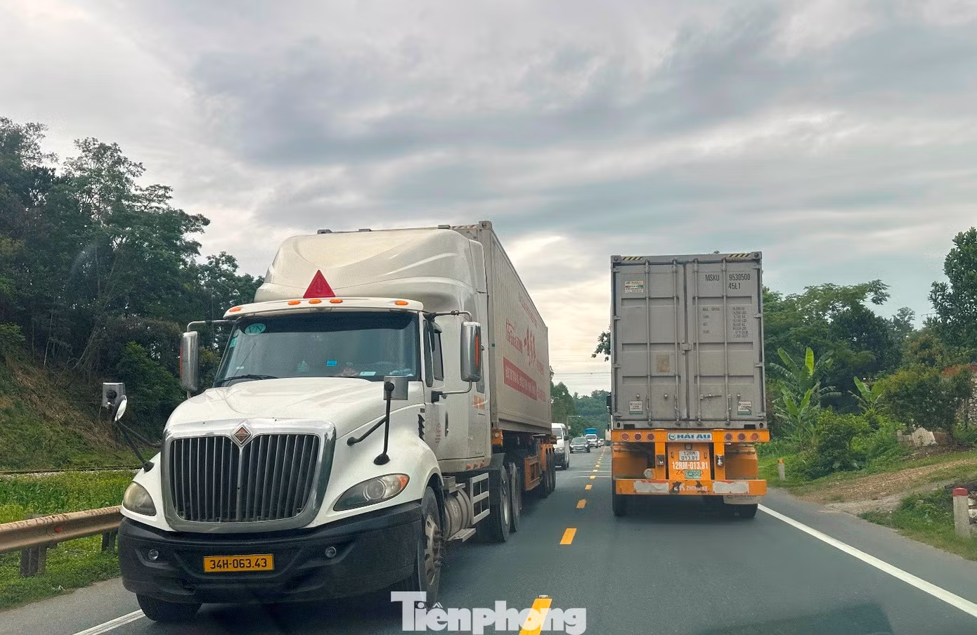 QL1 cũ đoạn Chi Lăng - TP. Lạng Sơn lượng xe đông, thường xuyên ùn tắc giao thông.
