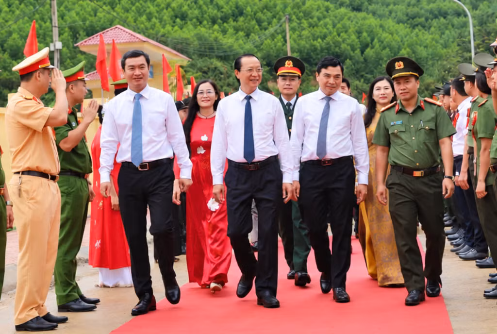 Lãnh đạo các bộ ngành và lãnh đạo UBND tỉnh Lạng Sơn tham dự buổi lễ khai giảng tại xã Mẫu Sơn.
