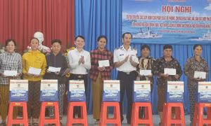 Bộ Tư lệnh Vùng Cảnh sát biển 3 trao tặng cờ Tổ quốc cho ngư dân.
