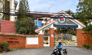 Vụ dân tố 'thực phẩm bẩn tuồn vào trường học': Cách toàn bộ chức vụ trong Đảng đối với hiệu trưởng