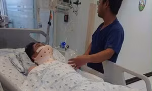 Hình ảnh em H. khi đang điều trị tại Bệnh viện Nhi Đồng TPHCM.