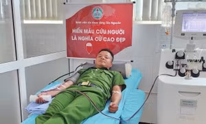 Đại úy vượt hơn 70km hiến tiểu cầu nhóm máu hiếm cứu người